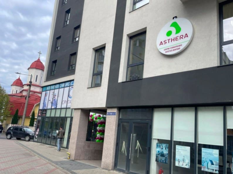 Clădirea de pe Strada Crinilor nr. 8, cu semnul rotund Asthera pe fațadă