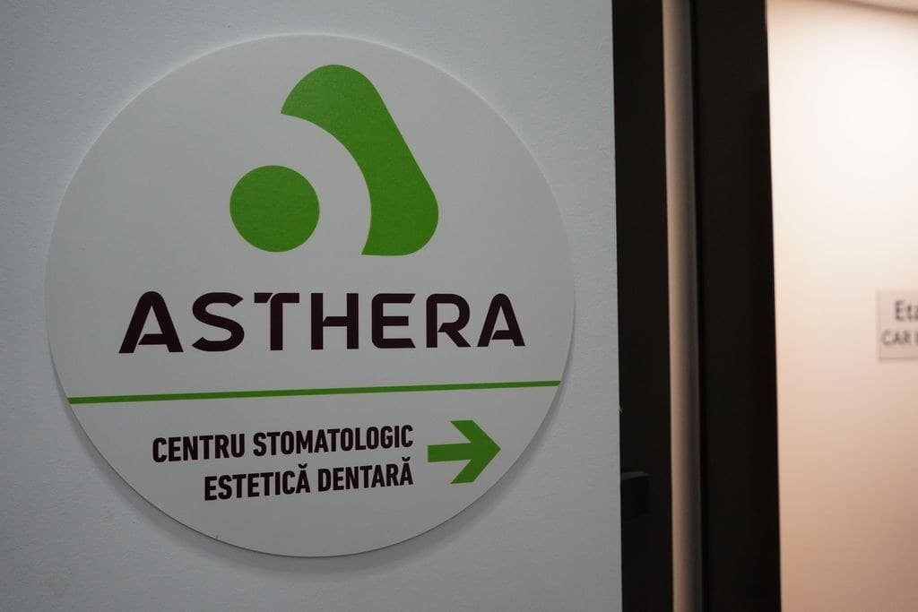 Semnul Asthera de lângă intrare: Centru stomatologic, Estetică dentară