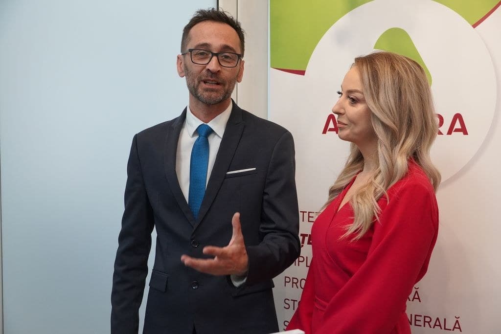 Discurs la inaugurarea clinicii Asthera, în fața bannerului cu serviciile clinicii